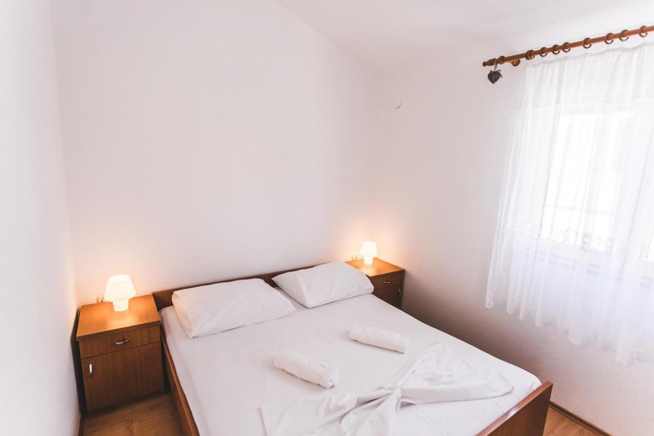 Apartmani Males 罗戈兹尼察 外观 照片