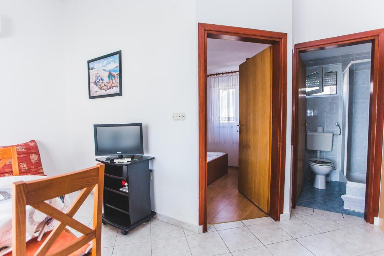 Apartmani Males 罗戈兹尼察 外观 照片