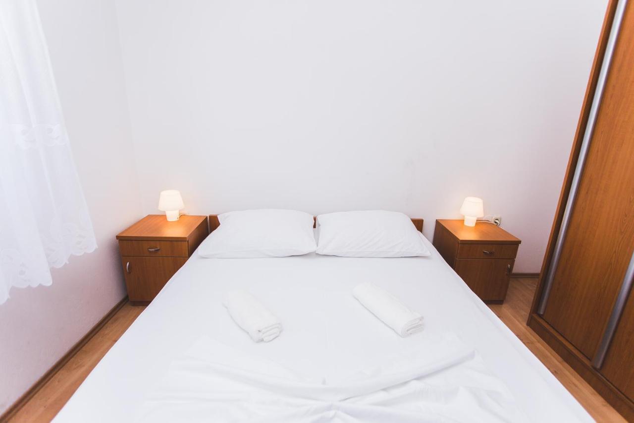 Apartmani Males 罗戈兹尼察 外观 照片