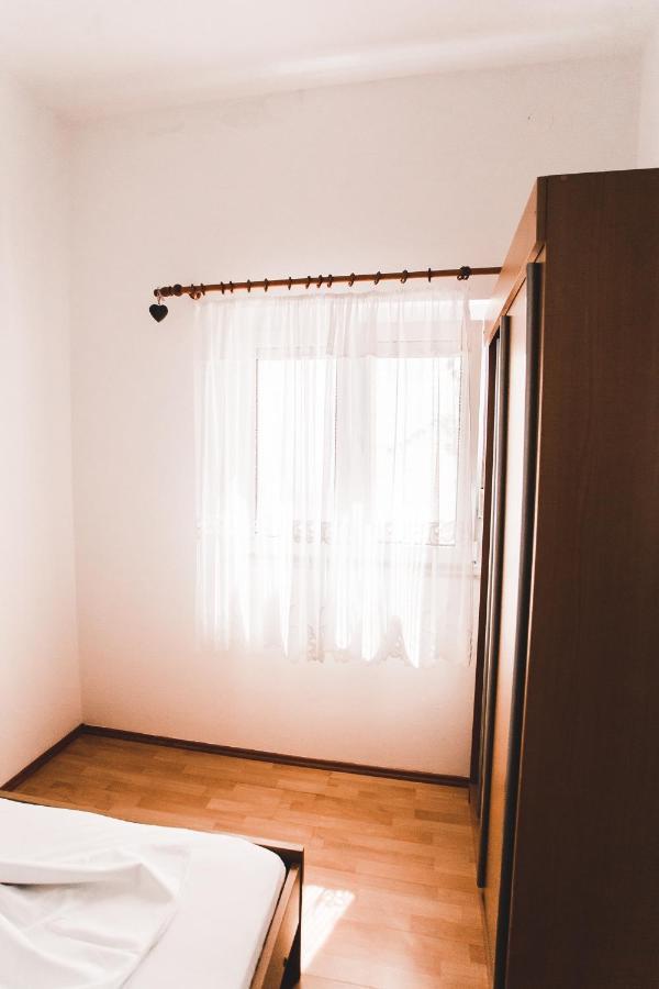 Apartmani Males 罗戈兹尼察 外观 照片